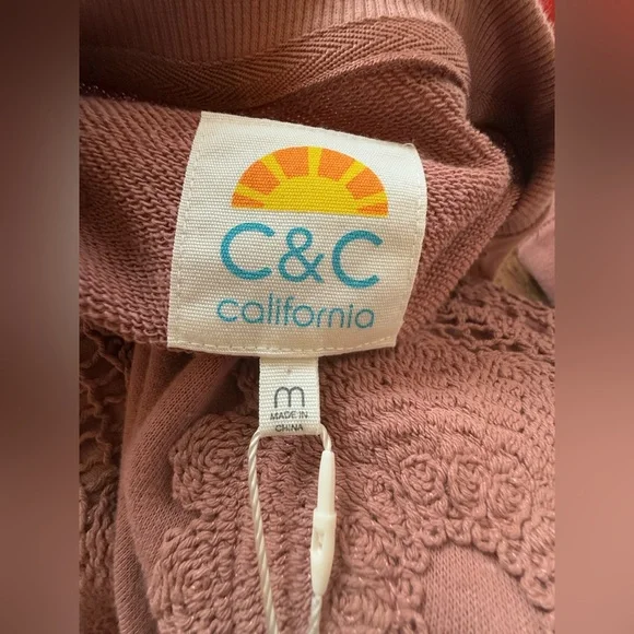 NWT. C&C California. Daisy Appliqué Sweatshirt. Dusty Rose. Size Medium. - Picture 3 of 8